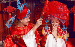 凤冠霞帔婚纱照,凤冠霞帔婚纱照，传统与现代的完美融合