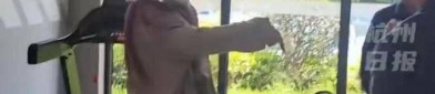 突发！千万粉丝网红“刀小刀”被警察带走！知情人：她欠债一年了50w粉丝小网红收入